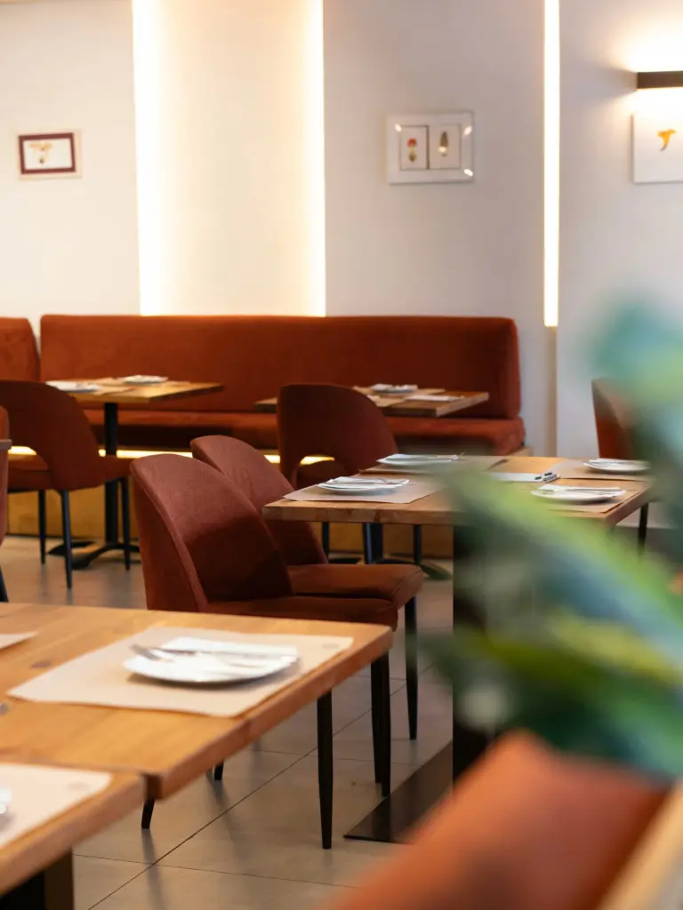 Mesas preparadas en el salón