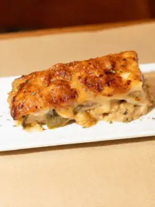 Pollo gratinado con verduras y setas